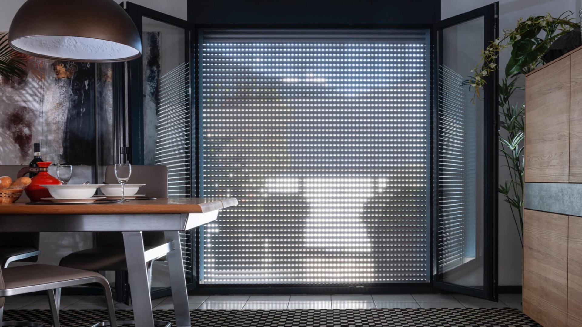 Vorbaurollläden, die effektiven Sonnen- und Sichtschutz bieten, eine praktische Lösung für Fenster und Fassaden.